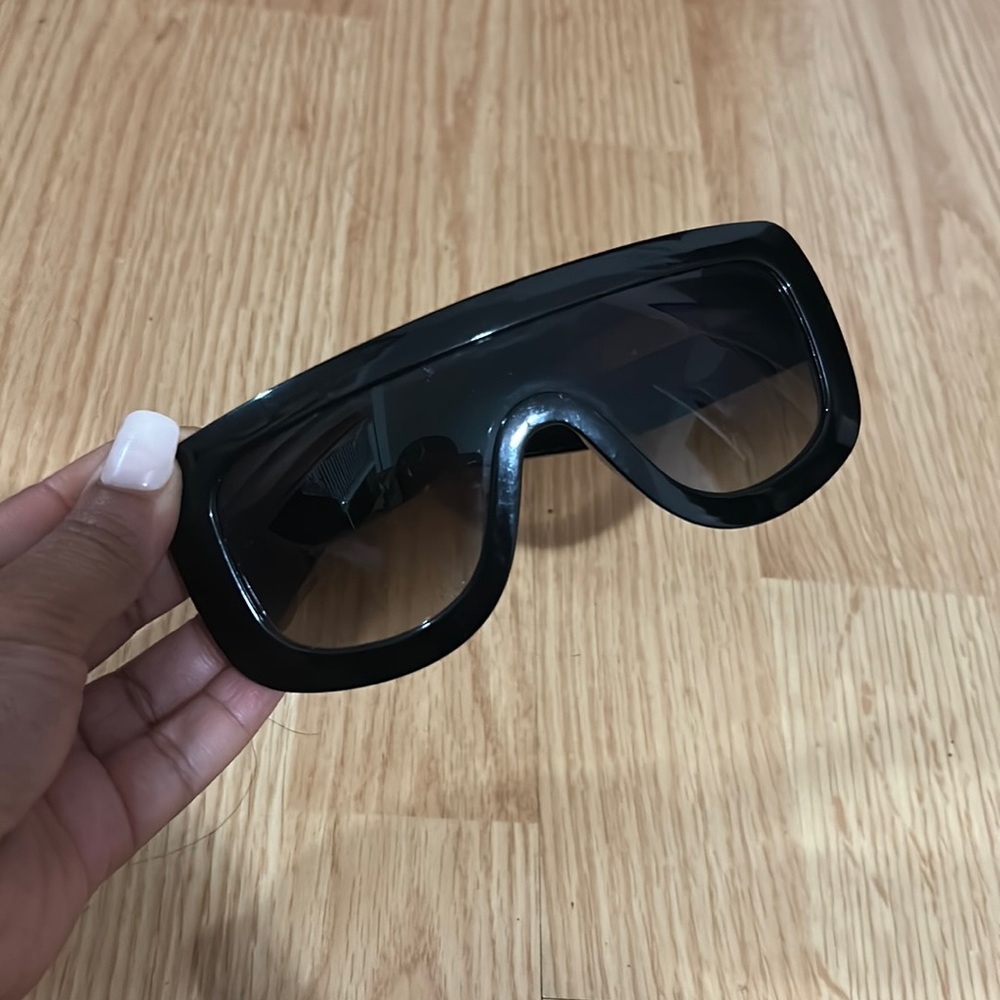 Women’s Black Curved frames.